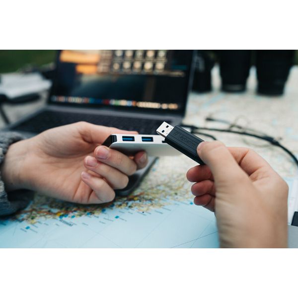 Verbatim Black Pinstripe 16GB USB 3.0 Flash Drive 49316